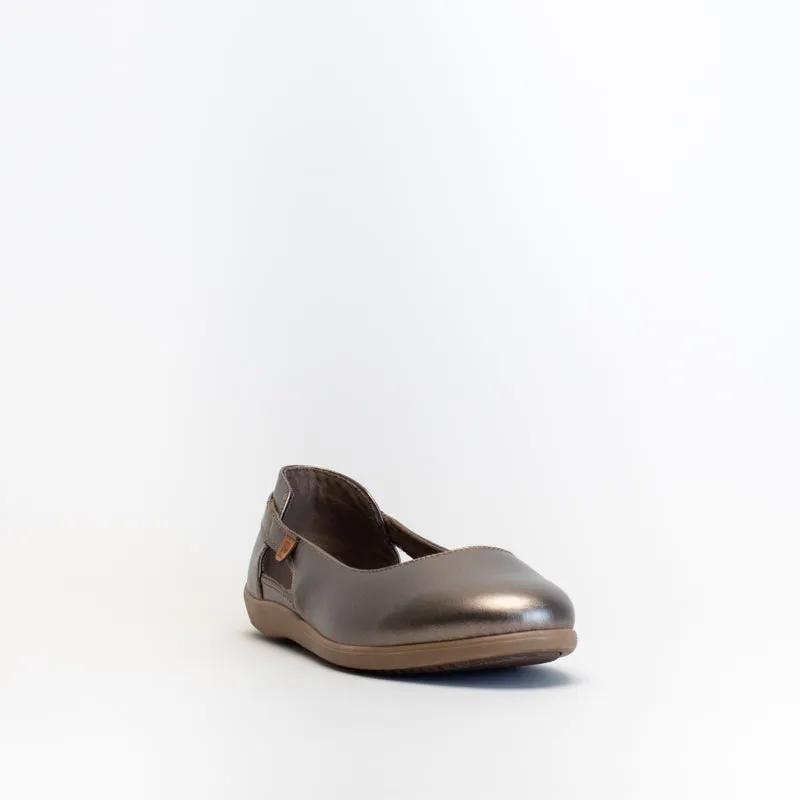 Pierre Cardin Women Sporty Cut Out Pump _ 152970